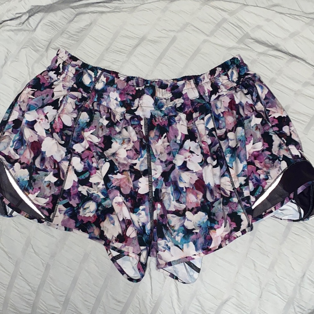 Size 10 LULULEMON hotty hot shorts Lr 4in